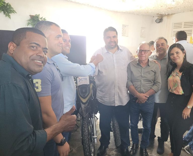 Prefeitura de Governador Mangabeira recebeu através da Seama, uma moto e um tablet do CTR
