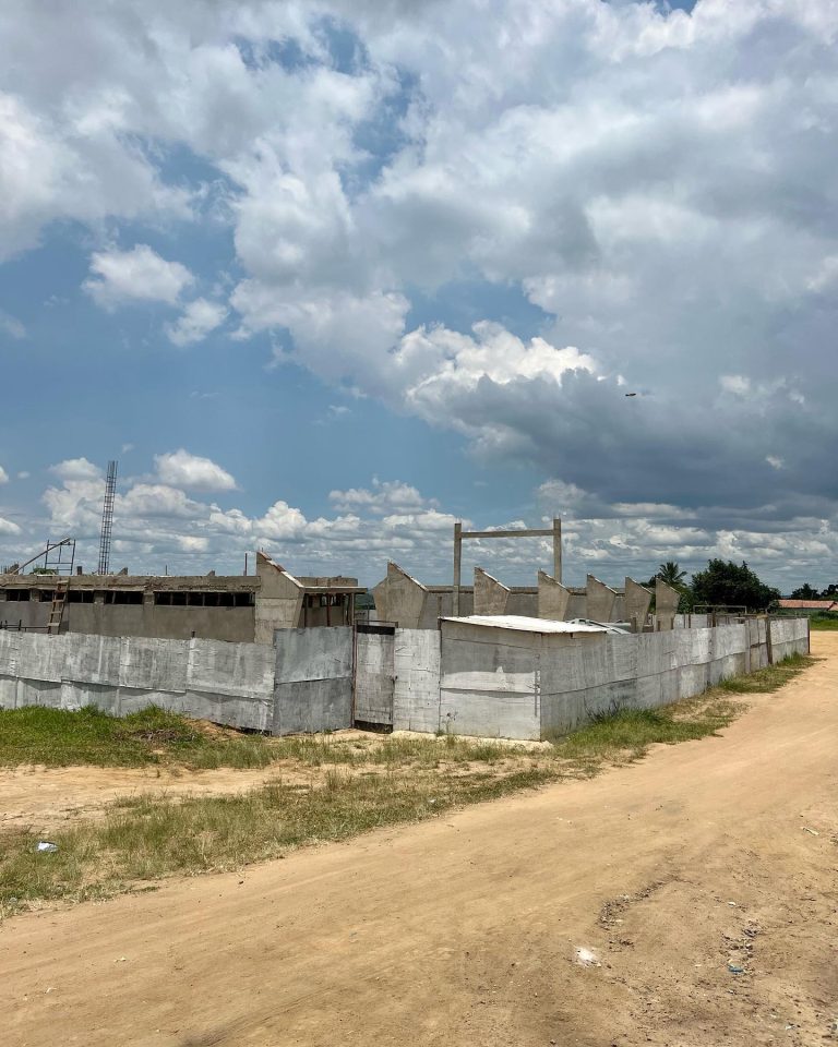 A construção da nova quadra poliesportiva em Queimadas está em ritmo acelerado